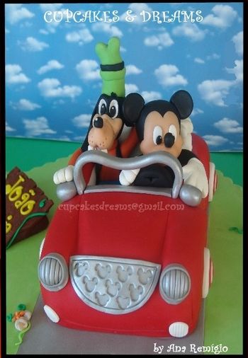 This was for a little friend – João Maria. This is one of those “got to do it, one day” cakes!!! I have to say that I loved modeling Mickey and it was quite easy, Love him!! But not Goffy…not happy with the result, but if I had to do it again I’ll do it a little bit more cheeky…lol Well…I just love the car!!! It´s all handmade and 100% edible. Hope you like it!! TFL