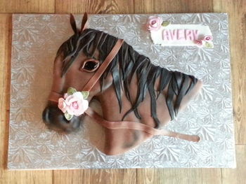 MMF horse with gumpaste roses.